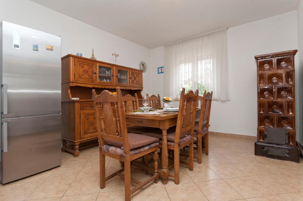 Apartman Nade Пула Екстериор снимка