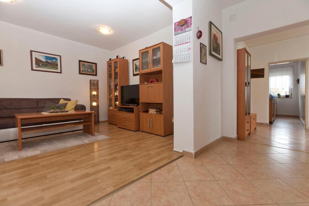 Apartman Nade Пула Екстериор снимка