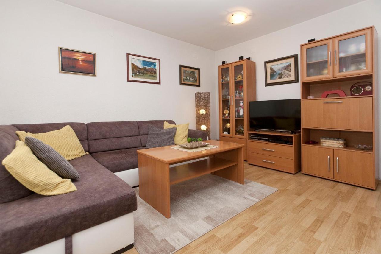 Apartman Nade Пула Екстериор снимка