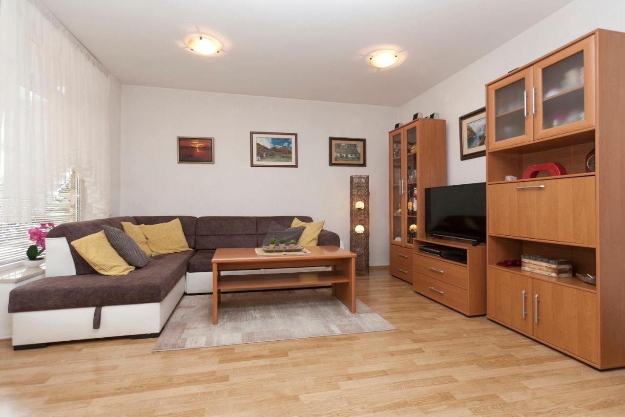 Apartman Nade Пула Екстериор снимка