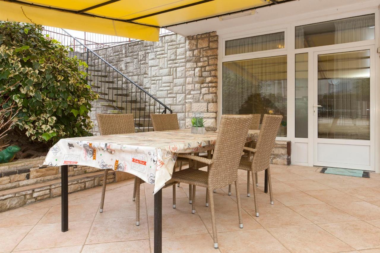 Apartman Nade Пула Екстериор снимка
