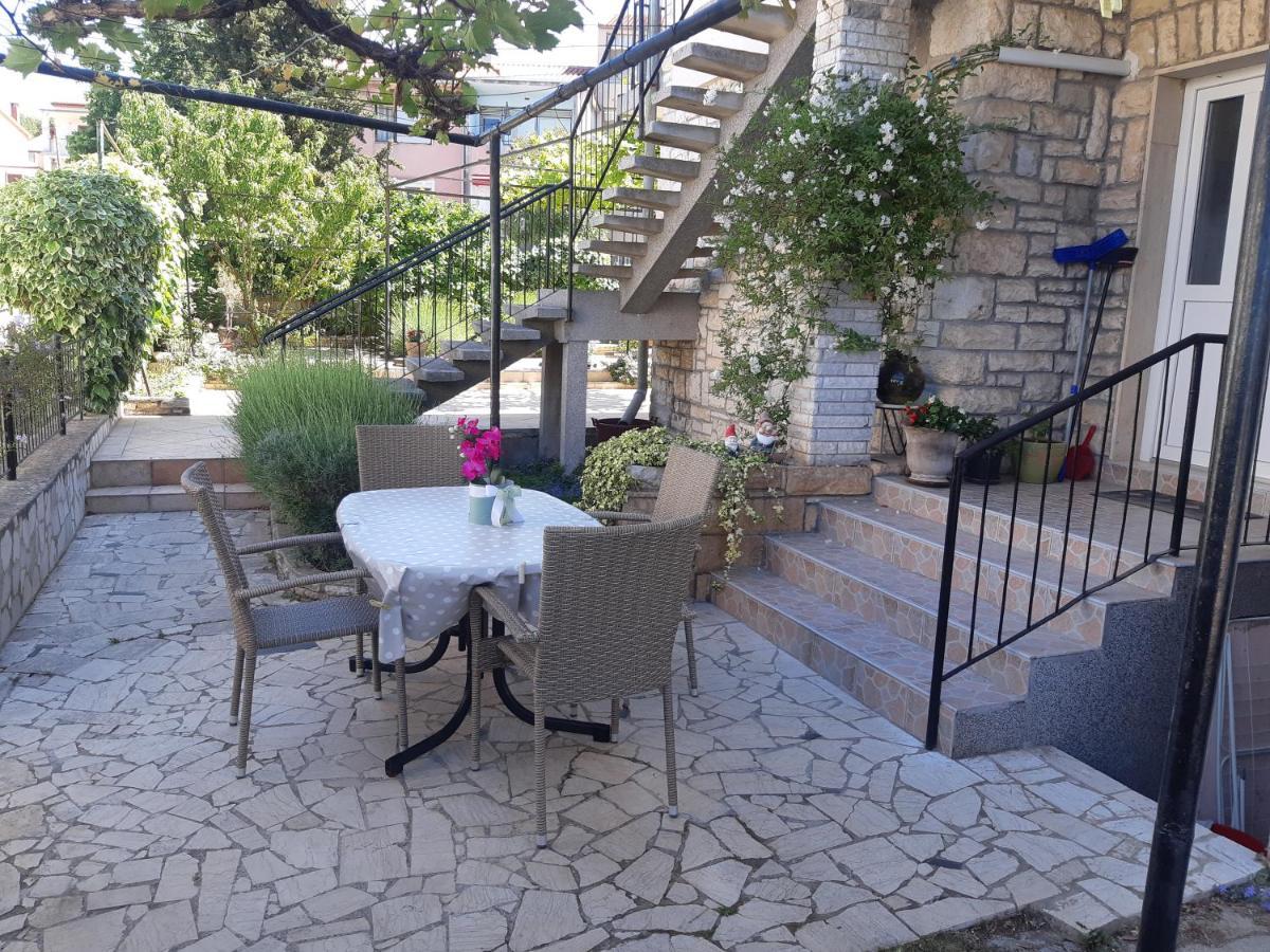 Apartman Nade Пула Екстериор снимка